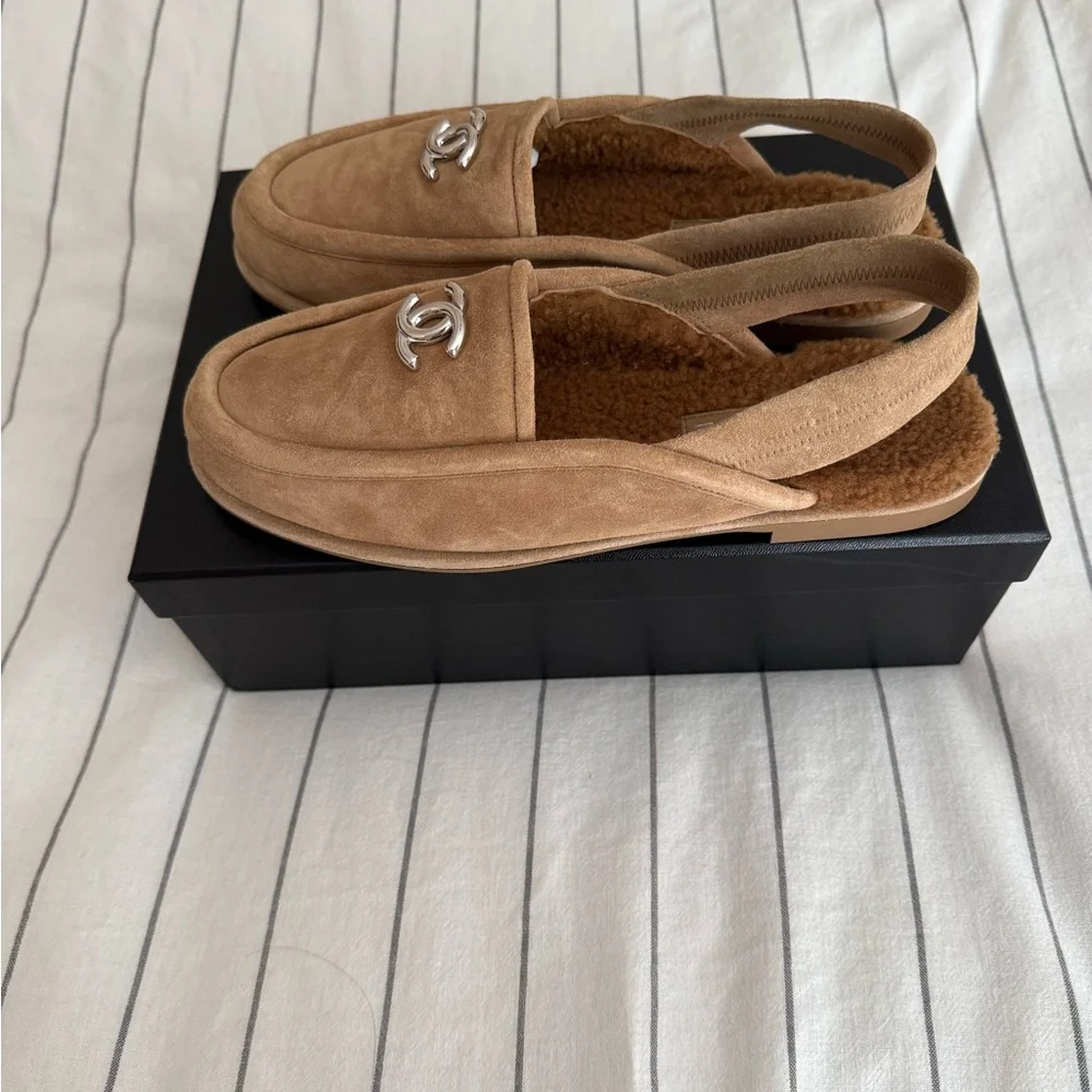 Chanel Tan Logo Slingback Loafers with shearling lining SZ 40 NEW/ full set - Picture 3 of 9